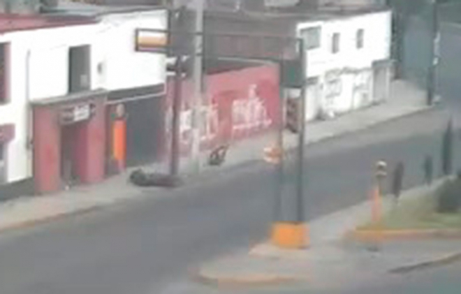 Captan cámaras impactante choque de motociclista en Toluca