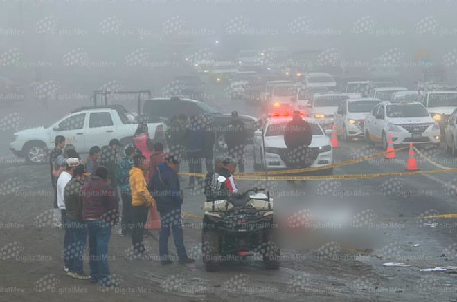 Dos estudiantes de aproximadamente 15 años perdieron la vida tras chocar la motocicleta en la que viajaban contra un taxi en la carretera Toluca-Zitácuaro.