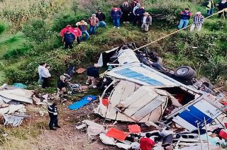 Volcó camioneta con productos de limpieza en la Toluca-Valle de Bravo