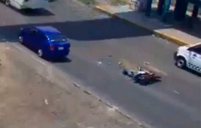 #Video: Motociclista se impacta contra la parte trasera de un microbús en #LosReyesLaPaz