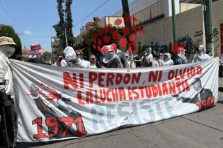 Estudiantes marchan con pancarta en memoria del “Halconazo”