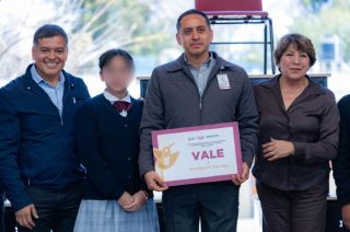 Entrega de apoyos escolares y becas en Coacalco.