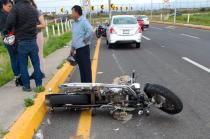 El motociclista salió proyectado y pegó contra la malla de contención.