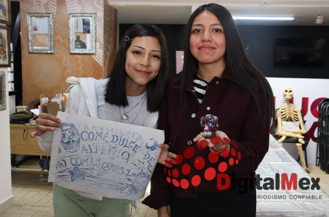 Participantes en taller de calaveritas de chocolate.