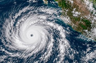 Las bandas nubosas de Polo continuarán provocando lluvias intensas y oleaje elevado en distintas zonas del litoral del Pacífico mexicano.