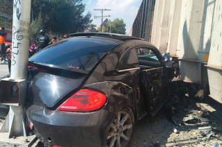 El hombre relató a la policía municipal que una camioneta Suburban se le “cerró”, por lo que perdió el control de su vehículo y se impactó contra el tren.