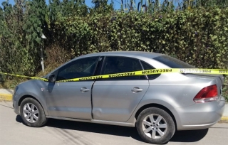 Encuentran cuerpo de un hombre dentro de automóvil en Texcoco