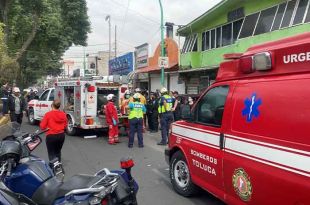 El coche compacto quedó atorado entre un poste y una barda.