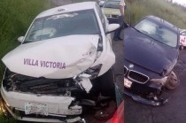 El accidente involucró a un taxi del sitio Villa Victoria y un vehículo particular BMW color azul.