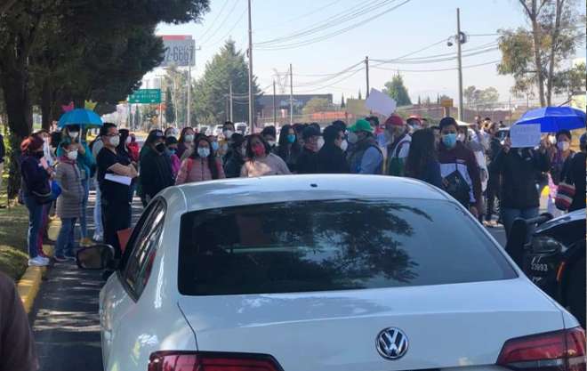 Familiares de personas de la tercera edad y médicos exigen ser vacunados