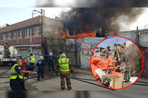 Elementos de Protección Civil y Bomberos arribaron al inmueble y realizaron maniobras para evitar que el fuego se propagara hacia la nave industrial.