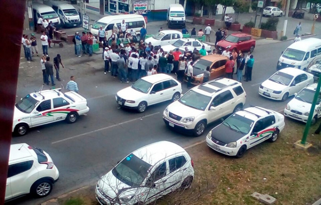 Agresivos, taxistas de UPREZ desquician la Avenida Central y arman desmanes
