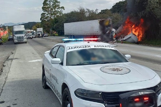 Choque genera que un tráiler se incendie en la México-Querétaro