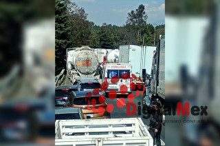 El incendio de una camioneta en la carretera Toluca–Atlacomulco movilizó a cuerpos de emergencia y provocó severas afectaciones a la circulación la mañana de este viernes.