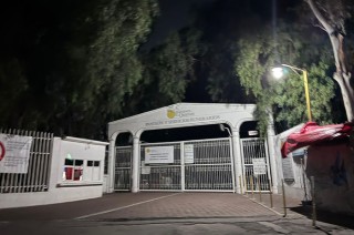 Ambos cuerpos presentaban lesiones por disparo de arma de fuego en extremidad cefálica; en el lugar se localizaron 03 casquillos calibre.9 milímetros.
