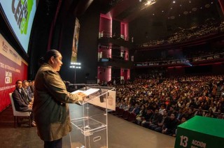 Las conferencias y actividades de los foros contribuyen a la educación ambiental, sensibilizando a autoridades y ciudadanía sobre la importancia del manejo adecuado de residuos y generar un cambio cultural.