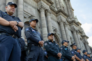 Agentes de la Policía Municipal de Toluca coordinan la seguridad y el tránsito durante la peregrinación