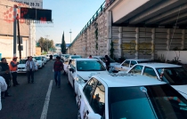 Bloquean taxistas circulación en Tollocan