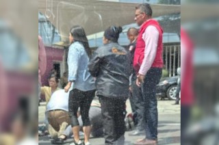 Según testigos, el hombre se sintió mal mientras caminaba y se desvaneció, lo que llevó a sus familiares y amigos a solicitar la intervención de los servicios de emergencia.