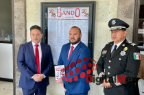 El presidente municipal Omar Sánchez Velázquez presenta el Bando Municipal 2026 acompañado del representante de la gobernadora Delfina Gómez Álvarez.