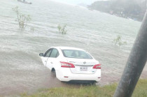 El Nissan blanco quedó parcialmente sumergido
