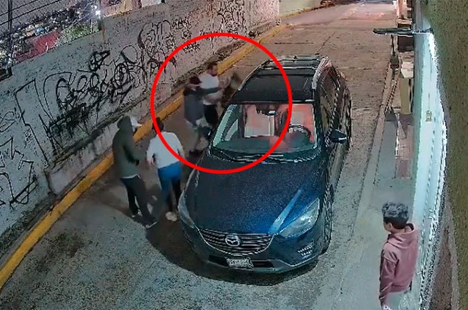 #Video: Niñita queda en medio de robo violento de camioneta en #Naucalpan