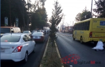 Santa Cruz Atizapán: muere motociclista incrustado en camión