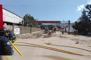 Elementos de Protección Civil y Bomberos de Cuautitlán Izcalli acudieron al lugar para controlar la emergencia y evitar riesgos mayores.