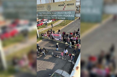 Con pancartas en mano, los manifestantes denunciaron que llevan aproximadamente un mes sin acceso al vital líquido, luego de que el pozo que abastecía la zona colapsara y fuera desmantelado. 