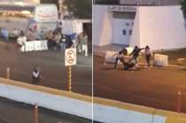 Manifestantes daban paso libre en caseta, cuando fueron agredidos por otro grupo