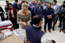 Macarena Montoya Olvera, secretaria de Salud del Estado de México, durante el arranque de la campaña de vacunación contra el sarampión dirigida a docentes mexiquenses.