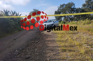 El hallazgo ocurrió sobre un camino de terracería, donde vecinos alertaron a las autoridades tras notar el automóvil abandonado con las puertas abiertas.