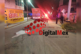 Las autoridades localizaron metros adelante un tractocamión color naranja, que presuntamente habría sido el responsable y cuyo conductor habría escapado.