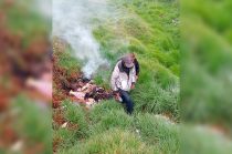 Un hombre de 26 años fue remitido al Juzgado Cívico tras ser sorprendido provocando un incendio menor en la colonia Santa María de las Rosas.