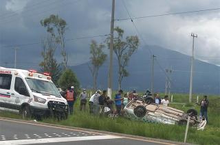 Esta tarde volcó un automóvil tipo sedán, perteneciente al servicio público del norte 