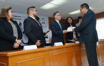 Entrega UAEMex Harley Davidson a estudiante que ganó rifa