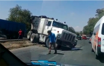 Tráiler provoca volcadura al poncharse una llanta en Ecatepec