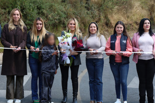 La presidenta municipal, Romina Contreras, explicó que la repavimentación con concreto asfáltico de la carretera a Canales beneficia a las comunidades de Llano Grande y Santa Cruz Ayotuxco.