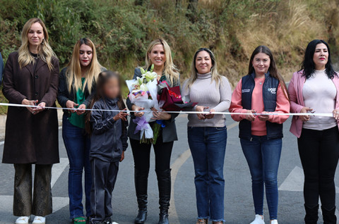 La presidenta municipal, Romina Contreras, explicó que la repavimentación con concreto asfáltico de la carretera a Canales beneficia a las comunidades de Llano Grande y Santa Cruz Ayotuxco.