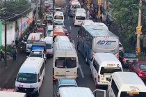 La reducción de carriles por trabajos de mantenimiento a la altura de La Paz provoca largas filas; algunos pasajeros han optado por bajar del transporte público y continuar a pie.