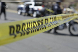 La zona fue acordonada mientras peritos realizaron las primeras diligencias y trasladaron el cuerpo en calidad de desconocida.