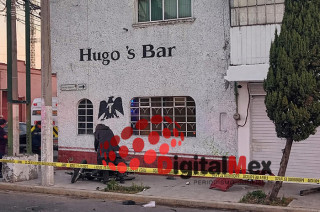 Policías municipales arribaron al punto para resguardar el sitio del percance y facilitar el trabajo del personal forense que realizó el levantamiento del cuerpo y de los indicios.