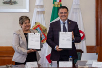Fernando Díaz Juárez y Hilda Salazar Gil durante la firma del convenio