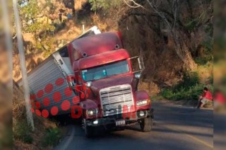 Elementos de la Guardia Nacional y autoridades estatales trabajan en la zona para retirar la unidad y normalizar la circulación.