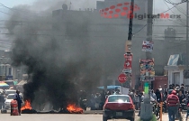 Mototaxistas de Toluca queman llantas para que les regresen unidades