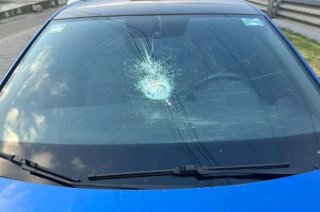 Automovilistas alertan sobre el lanzamiento de piedras contra vehículos desde un puente peatonal en la carretera México-Toluca libre, a la altura de Ocoyoacac.