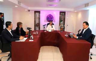 &quot;Ahora mismo estamos más obligados que nunca a echar mano de todo nuestro profesionalismo&quot;, dijo la alcaldesa