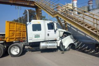 Accidente de tráiler en la Texcoco-Lechería.