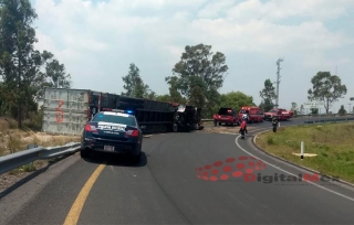 #ÚltimaHora: tráiler vuelca en la Toluca-Atlacomulco