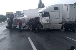 El accidente dejó varios lesionados y cuantiosos daños materiales